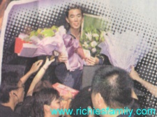 2001-8 新聞回顧 News Archive 2001 8 22